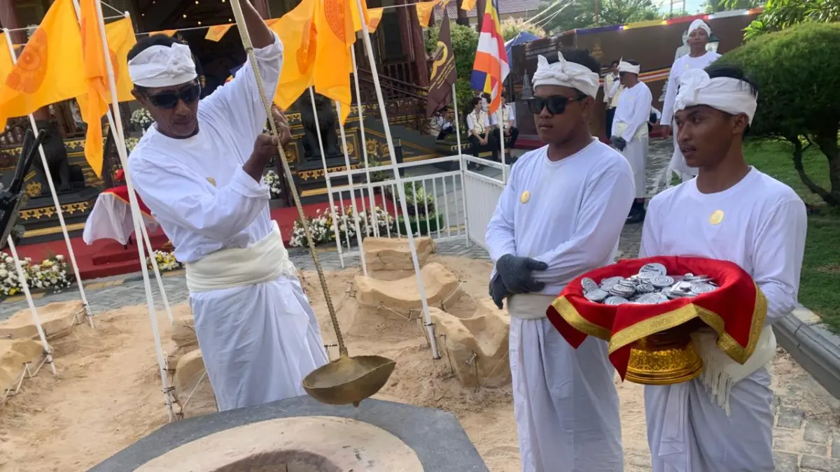 PELEBURAN: Logam-logam yang dari sumbangan umat buddha nampak siap untuk di leburkan di halaman depan Vihara Karuna Dipa Kota Palu, memakai tungku untuk di pakai pada pengecoran cetakan bagian keempat Rupang Buddha Nusantara.( Foto: ANDIKA NUR HIKMAH/ RADAR PALU)