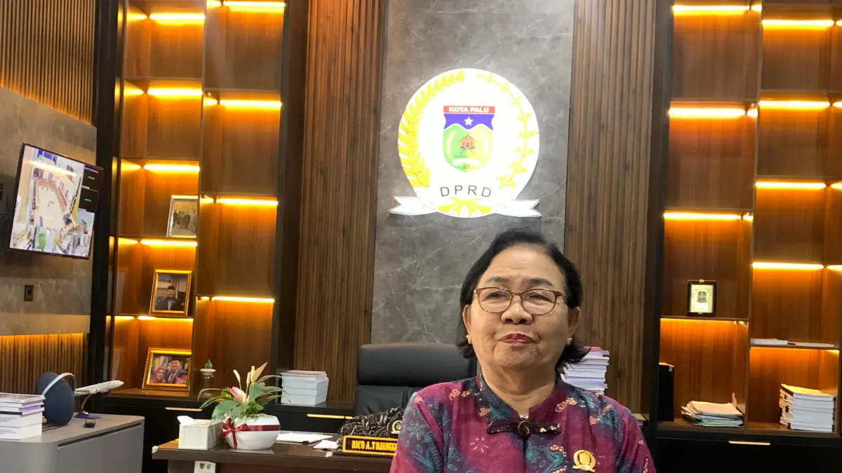 Anggota DPRD Poso Roslin L. Tarulabi saat menyampaikan pandangan soal pembangunan dan investasi daerah.(Andika Nur Hikmah/Radar Palu)