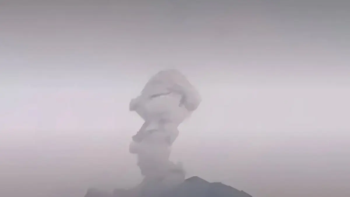 Erupsi Gunung Semeru dengan kolom abu tinggi disertai awan panas yang meluncur dari puncak(istimewa)