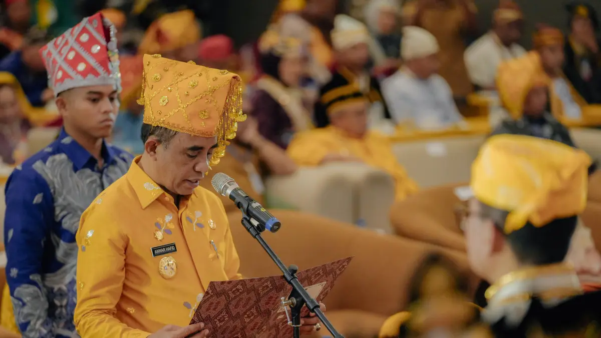 Gubernur Sulteng Anwar Hafid saat menghadiri pelantikan FKPA dalam Silaturahmi Akbar Pemangku Adat di Palu, Selasa (14/4/2026).(Ro. Adpim Sulteng)