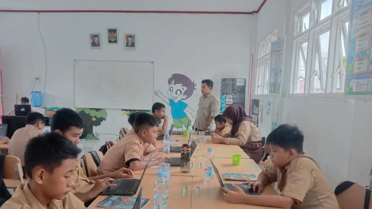 ILUSTRASI: siswa siswa-siswi SD mengerjakan soal ujian melalui perangkat Chromebook sebagai bagian dari program digitalisasi sekolah.
