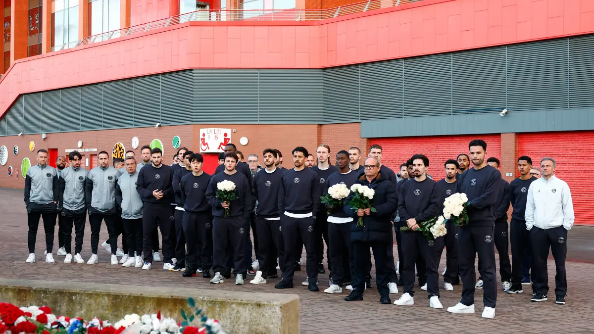 Jelang laga leg kedua perempat final Liga Champions, Presiden PSG, Nasser Al-Khelaifi bersama rombongan tim memberikan penghormatan di Monumen tragedi Hillsborough dan monumen yang didedikasikan untuk Diogo Jota dan saudaranya, Andre Silva.