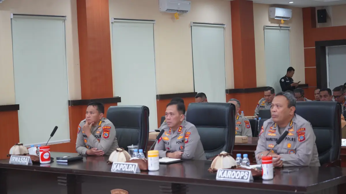 Kapolda Sulteng Irjen Pol Dr. Endi Sutendi bersama jajaran pejabat utama dan instansi terkait mengikuti video conference arahan Wakapolri di Mapolda Sulteng, Selasa (14/4/2026).