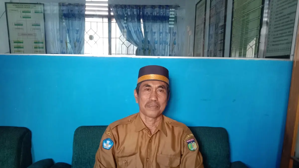 Kepala SDN 9 Palu Mukhtar. (Ade Safitri/Radar Palu)