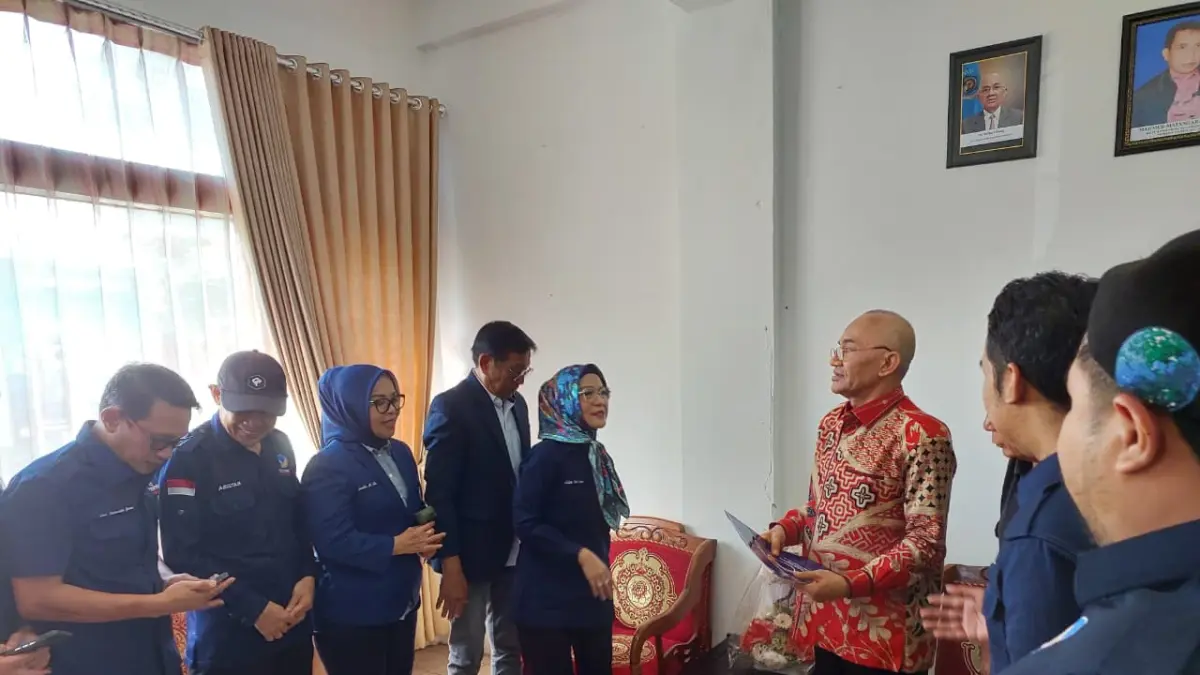 Ketua DPW NasDem Sulteng Nilam Sari Lawira saat menyerahkan pernyataan sikap kepada Ketua PWI Sulteng di Palu, Selasa (14/4/2026).
