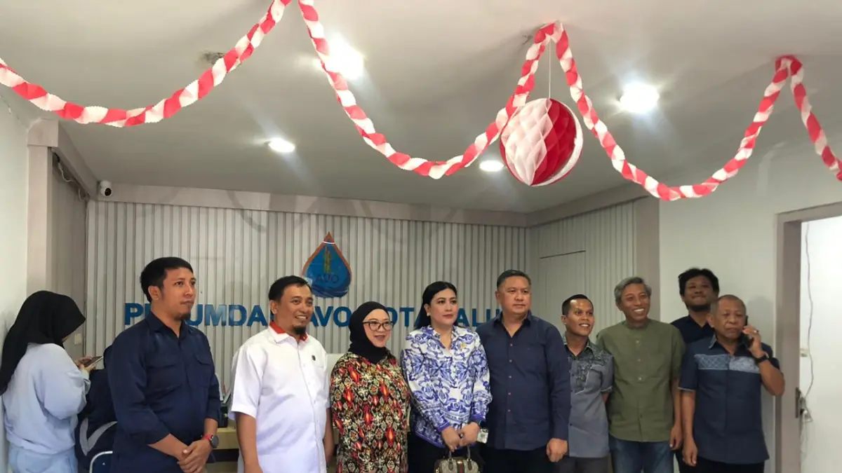 Komisi B DPRD Kota Palu saat melakukan kunjungan kerja ke kantor Perumdam AVO untuk mengevaluasi layanan air bersih, Selasa (14/4/2026). (Annisa Wibdy/Radar Palu)