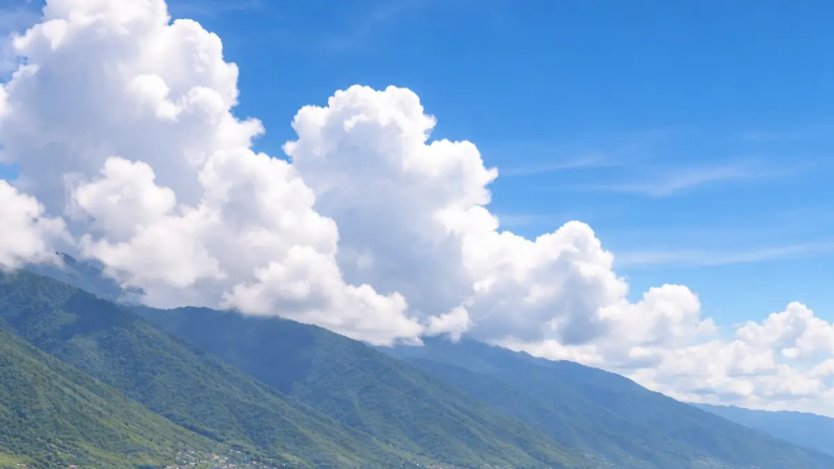 Langit cerah berawan menyelimuti Kota Palu pada siang hari dengan suhu mencapai 32 derajat Celsius.(Ilustrasi)