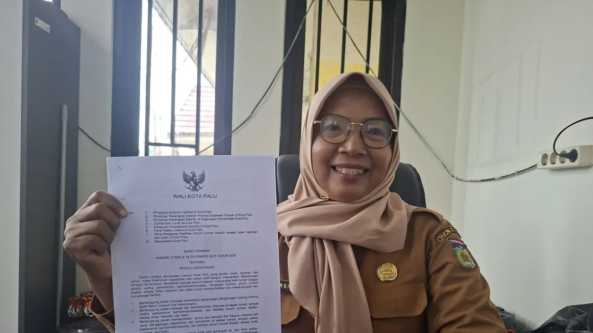 Lurah Siranindi, Sumarsih, melakukan sosialisasi Surat Edaran Peduli Lingkungan. (Annisa Tri Yusnida/Radar Palu)