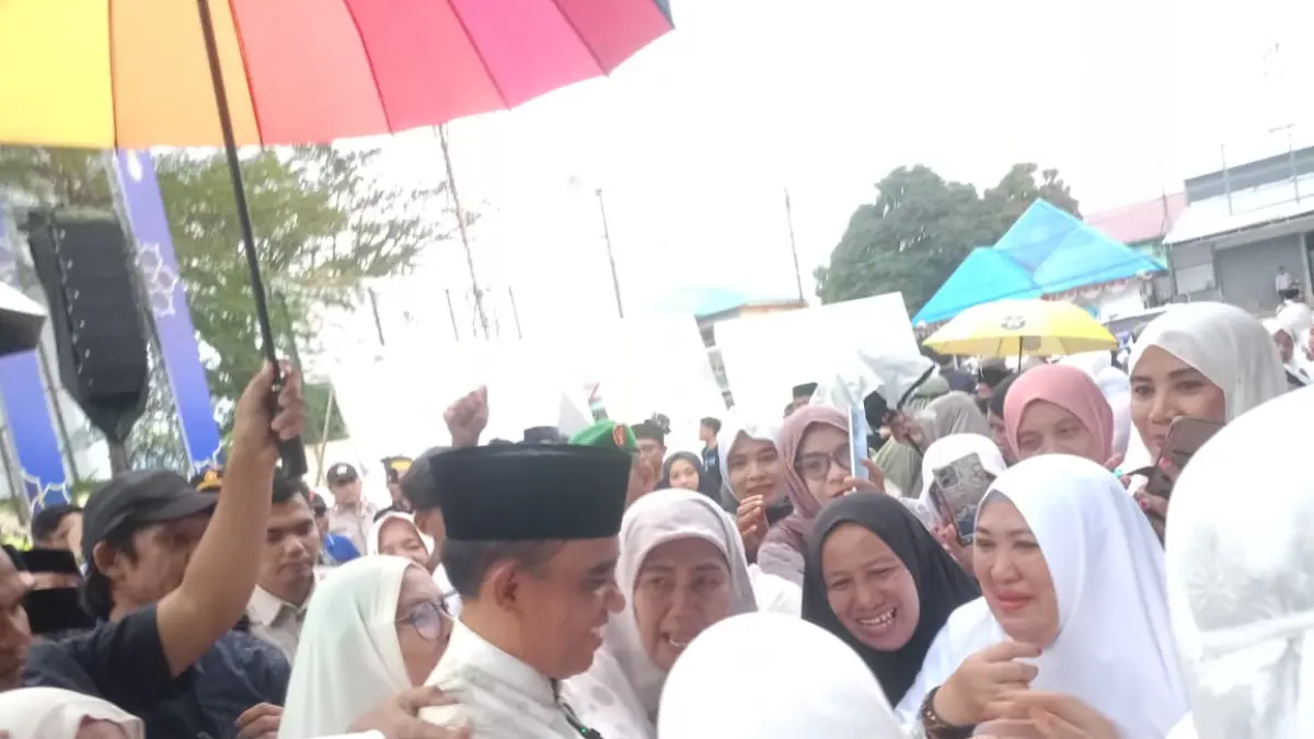 MENGHADIRI: Gubernur Sulteng H. Anwar Hafid saat menghadiri Halal Bihalal yang digelar Ketua DPRD Morowali Utara Hj. Warda Dg. Mamala di Lapangan Morokoa, Kolonodale, Kamis (9/4/2026). (FOTO: ILHAM NUSI/RADAR PALU)