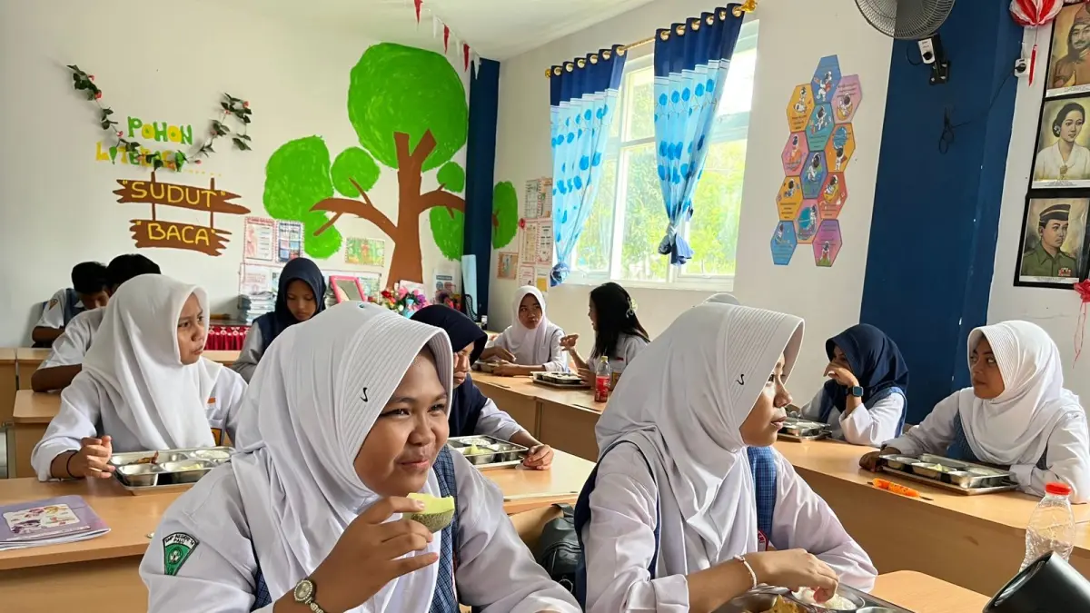 MENINGKAT: Terlihat siswa semakin semangat belajar dan  kehadiran meningkat.(FOTO: ANGEL SUMBARA/RADAR PALU). 