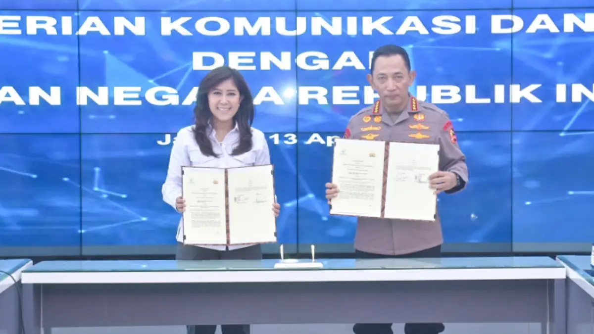Menkomdigi Meutya Hafid dan Kapolri Jenderal Listyo Sigit Prabowo menunjukkan dokumen Nota Kesepahaman Kemkomdigi dengan POLRI di Kantor Kementerian Komdigi, Jakarta Pusat, Senin (13/04/2026). (Ardi Widiyansah/Komdigi)