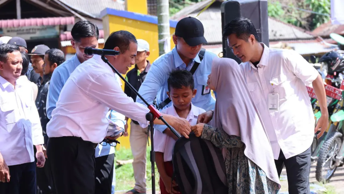 Mentan Andi Amran Sulaiman menyerahkan bantuan kepada warga terdampak bencana di Padang Pariaman, Selasa (14/4/2026). (Humas Kementan)