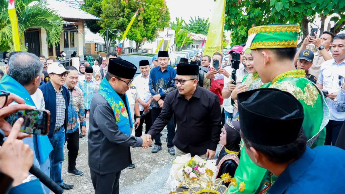 MENYAMBUT: Bupati Banggai, Ir. H. Amirudin Tamoreka,&nbsp;menyambut kedatangan Menteri Desa dan Pembangunan Daerah Tertinggal  H. Yandri Susanto, bersama rombongan.(FOTO: NENDRA PRASETYA/RADAR PALU).
