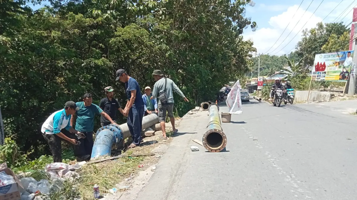 PERBAIKAN: Proses perbaikan pipa PDAM di Tanah Runtuh, Gebangrejo.(FOTO: BUDIYANTO WIHARTO/RADAR PALU)