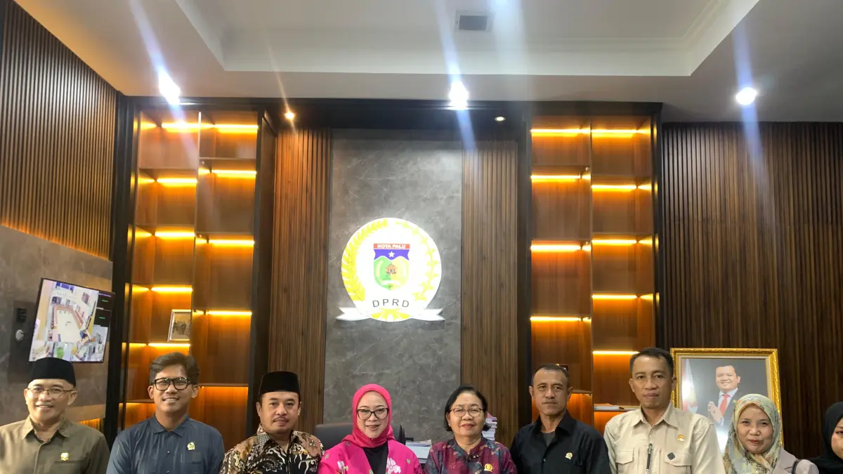 Pertemuan BK DPRD Kota Palu dengan DPRD Poso membahas penguatan disiplin dan kehadiran anggota dewan.(Andika Nur Hikmah/Radar Palu)