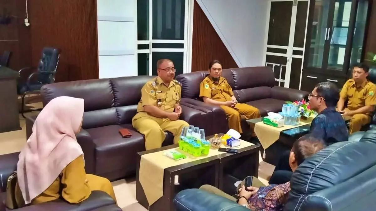 PERTEMUAN: Sekkab Buol Moh Yamin Rahim, saat menerima Komisi Informasi Sulteng, di ruang kerja Sekkab, Selasa (14/4/2026).(FOTO: DINAS KOMINFO BUOL/RADAR PALU)