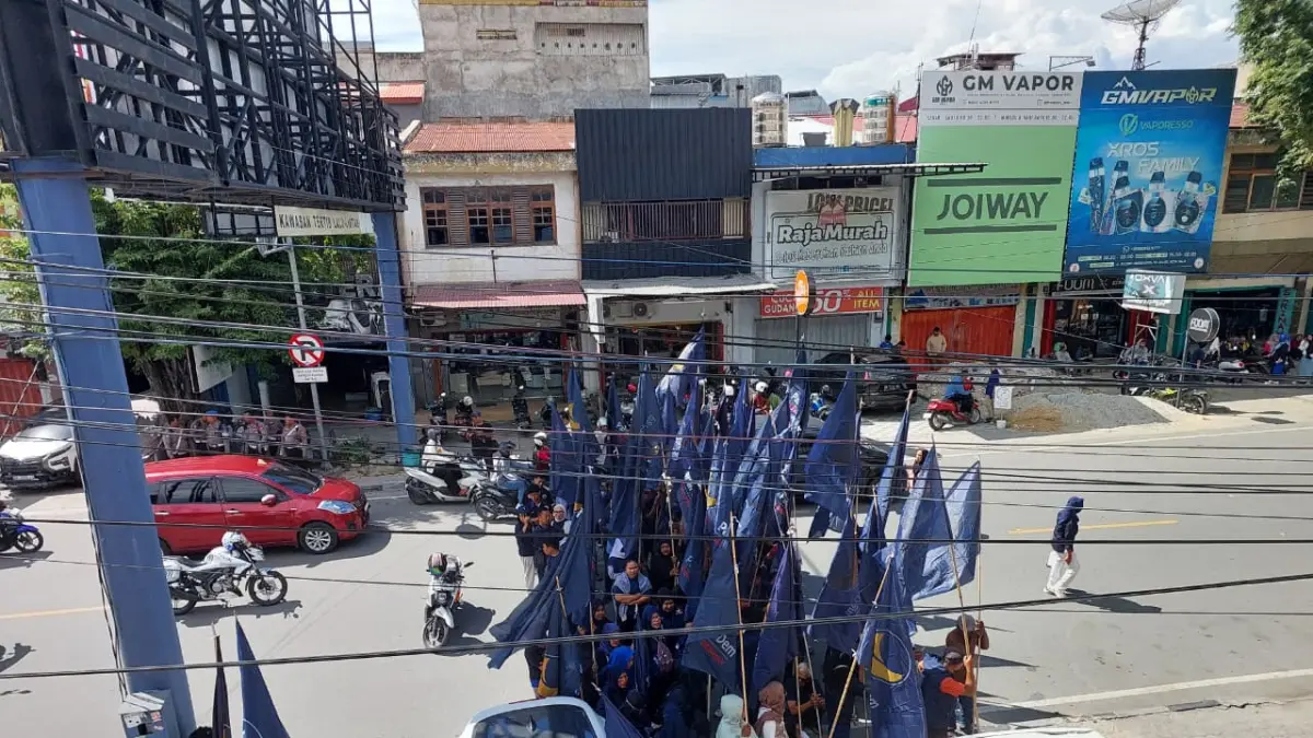 Sejumlah anggota Partai NasDem yang mendatangi kantor PWI Sulteng.