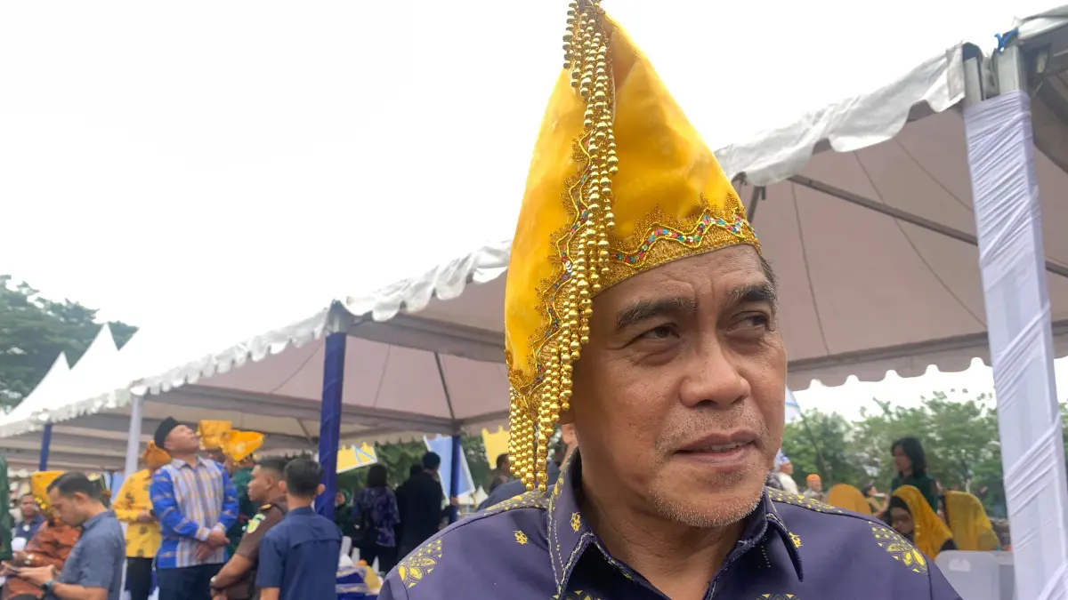 SEMANGAT KARNAVAL: Karnaval Kabupaten Parimo menampilkan lalampa dan durian sebagai simbol kekayaan daerah dalam perayaan HUT ke-62 Sulawesi Tengah di Jalan Moh. Yamin, Senin (13/4/2026).(FOTO: ANDIKA NUR HIKMAH/RADAR PALU)