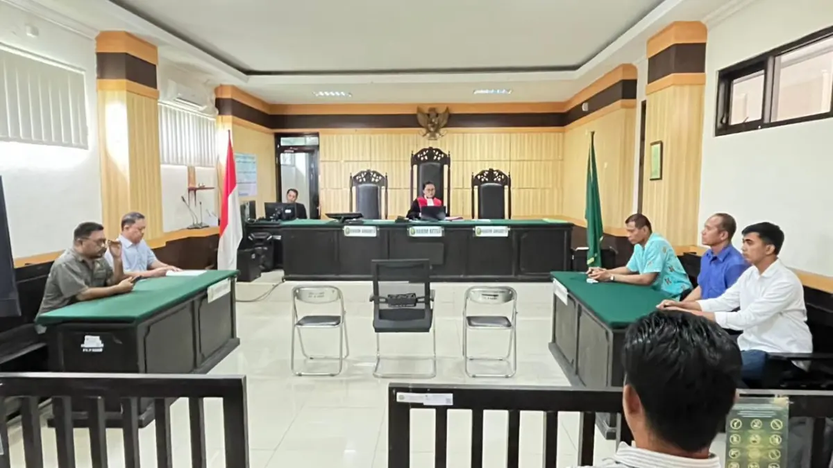 Suasana sidang praperadilan kasus dugaan penambangan emas tanpa izin (PETI) di Pengadilan Negeri Parigi, Senin (13/4/2026).