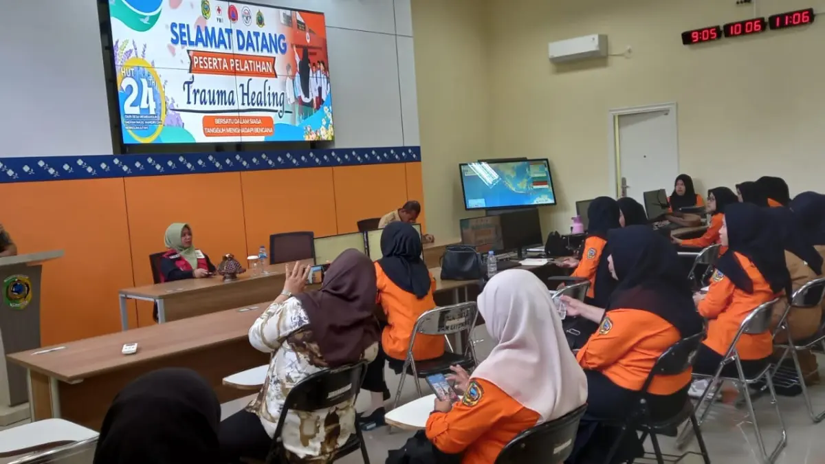 TRAUMA HEALING: Sejumlah personel BPBD Parigi Moutong bersama peserta dari Tagana dan FPRB mengikuti pelatihan trauma healing di Gedung Pusdalops BPBD, Selasa (14/4/2026).(FOTO: ISTIMEWA/RADAR PALU)