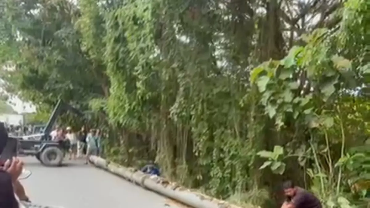 Suasana perbaikan jaringan PDAM di jalan Pulau Irian, tanah runtuh Poso.