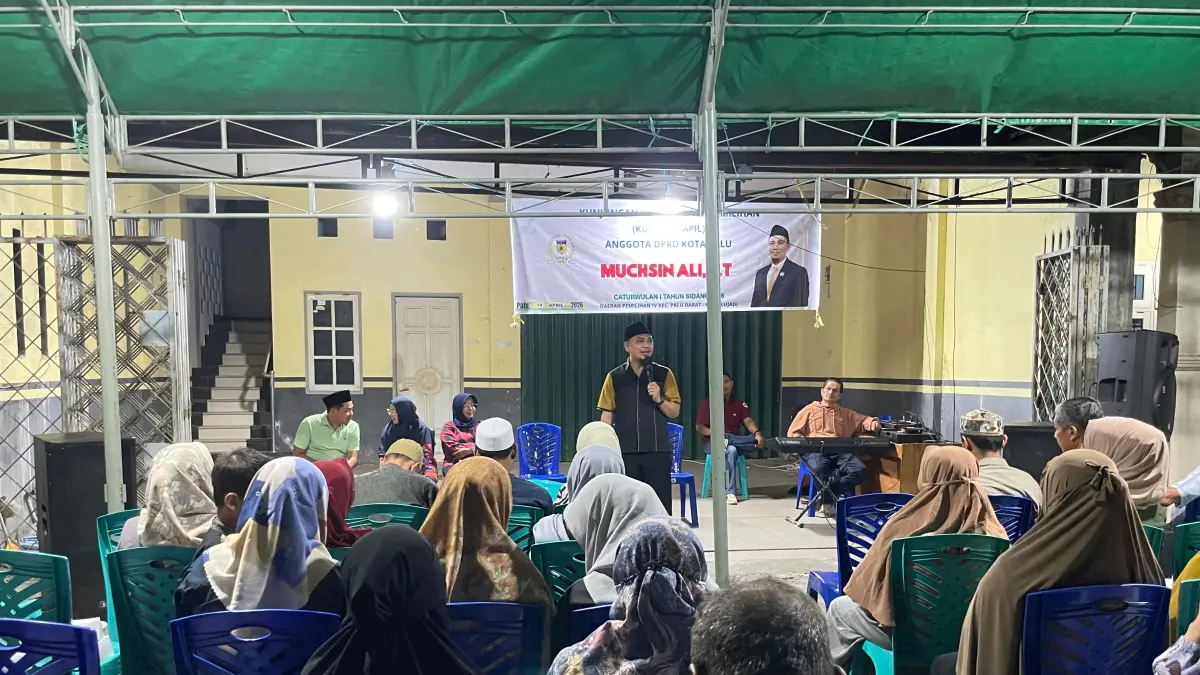 Anggota DPRD Kota Palu Muchsin Ali saat berdialog dengan warga dalam kegiatan Kundapil di Jalan Mangga, Palu Barat, Selasa (14/4/2026) malam.