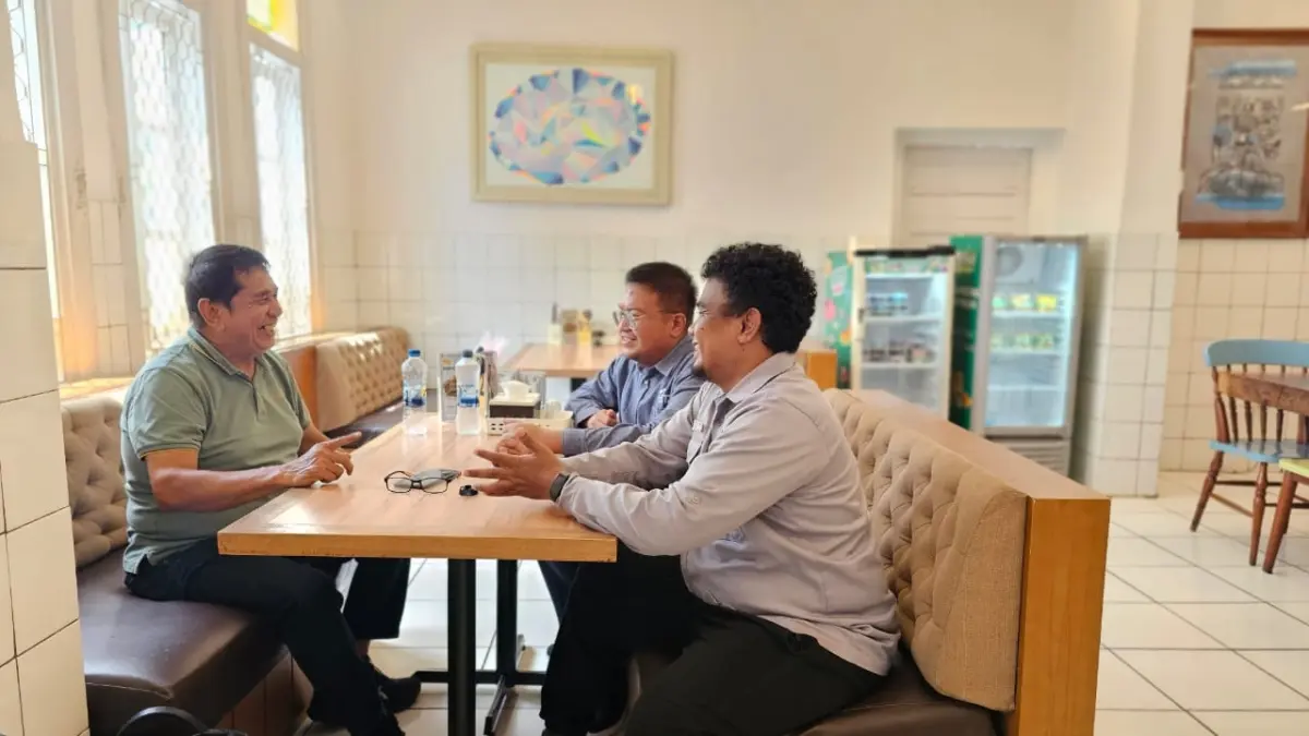 BERDISKUSI: Pakar udang vaname, Hasanuddin Atjo, sedang berdiskusi dengan pengusaha dan investor.(FOTO: ISTIMEWA/RADAR PALU).