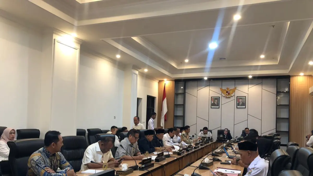DENGAR PENDAPAT: Suasana jalannya rapat Komisi III dan Komisi IV terkait terjadinya kecelakaan tenaga kerja di lokasi pertambangan milik PT Fajar Metal Industri. FOTO: ANNISA NURUL WIBDY
