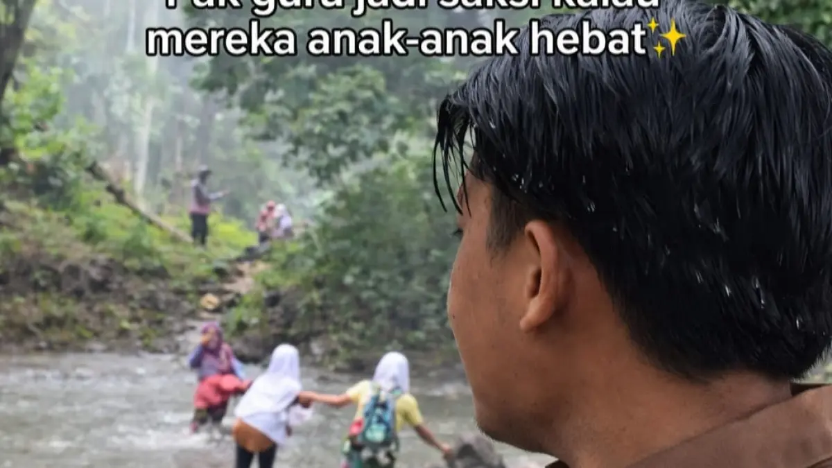 Di bawah ancaman banjir, siswa Desa Bainaa berlari menyeberangi sungai—langkah kecil yang dipenuhi risiko besar. (Tangkapan layar Instagram)