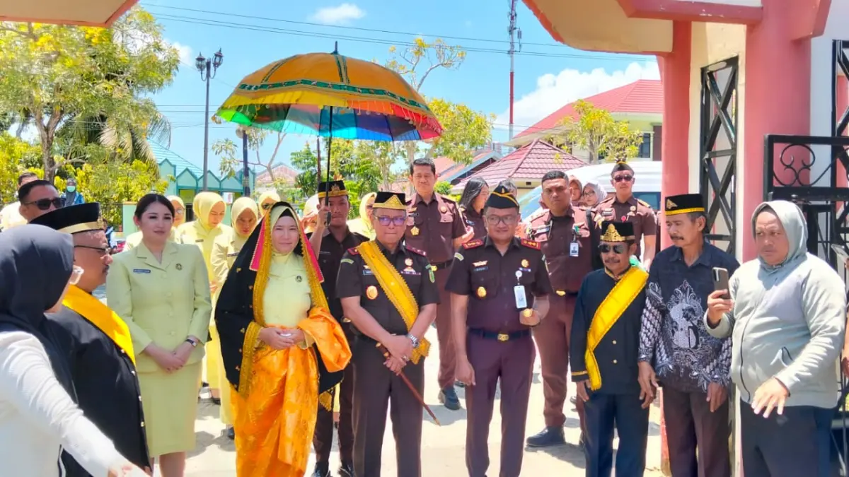 
DISAMBUT ADAT: Kajati Sulteng, Nuzul Rahmat diterima secara adat oleh Pemerintah Kabupaten Buol yang dipimpin Sekkab Buol Moh. Yamin Rahim, di kantor Kejari Buol, abu (15/4/2026). (FOTO: DINAS KOMINFO BUOL/RADAR PALU).