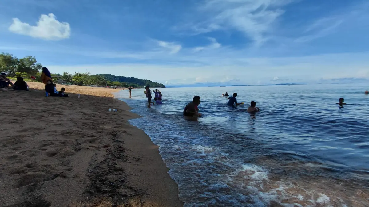 INDAH: Pantai Lalos, Tolitoli, salah satu jujukan wisata di Kabupaten Tolitoli, indah dan mempesona.(FOTO: AHMAD HAMDANI/RADAR PALU)