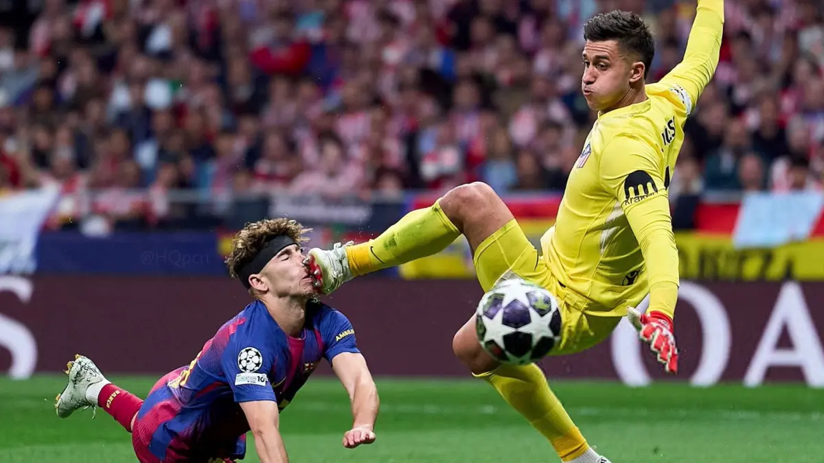 Laga perempat final Liga Champions antara Atletico Madrid dan Barcelona diwarnai insiden keras melibatkan kiper Atletico, Juan Musso, dan gelandang Barcelona, Fermin Lopez.(Twitter/@FabrizioRomano)