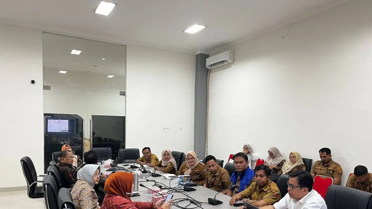 MEMBAHAS: Sekretaris Komisi IV DPRD Sulteng, Hj Wiwik Jumatul Rofi’ah memimpin jalannya rapat membahas Ranperda Penanggulangan Kemiskinan.(FOTO: HUMAS FRAKSI PKS DPRD SULTENG/RADAR PALU)