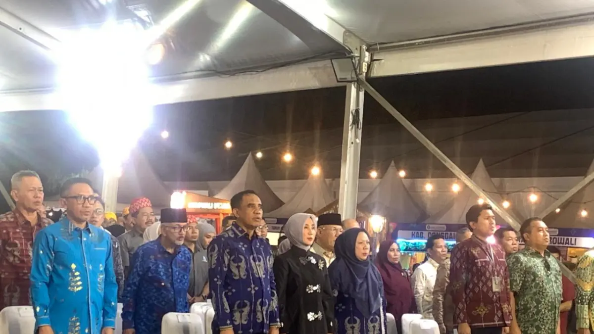 HADIRI PEMBUKAAN PAMERAN: Gubernur Sulteng, Wakil Gubernur Sulteng dan pejabat lainnya di lingkungan Pemprov Sulteng saat menghadiri Pameran Festival Semarak Sulteng Nambaso 2026 di Jodjokodi Convention Center, Jalan Moh. Yamin, Kota Palu, Selasa (14/4/2026). (Foto: ANDIKA NUR HIKMAH/ RADAR PALU). 