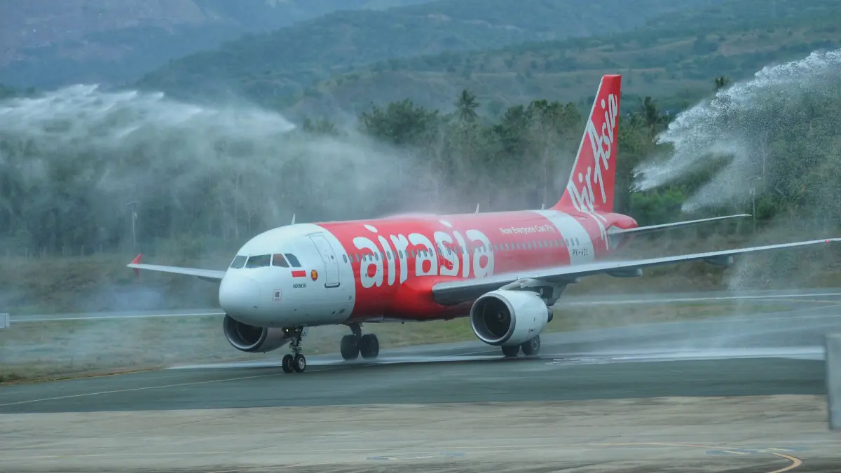 Penerbangan perdana maskapai AirAsia di Bandara Internasional Mutiara SIS Al-Jufri Palu disambut prosesi water salute pada 7 Maret 2026 lalu.(Mugni Supardi)