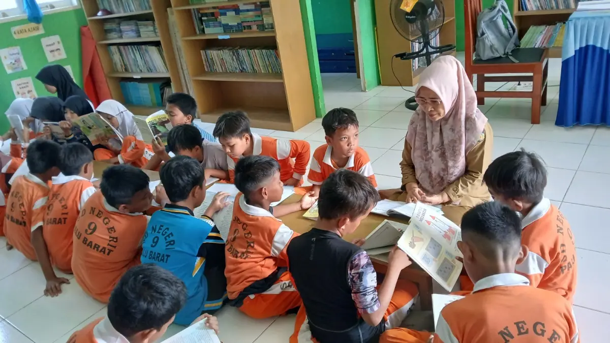 Siswa SDN 9 Palu membaca bersama di lapangan sebelum masuk kelas, bagian dari program literasi 15 menit yang mengantar sekolah masuk 10 besar kota. (Istimewa)