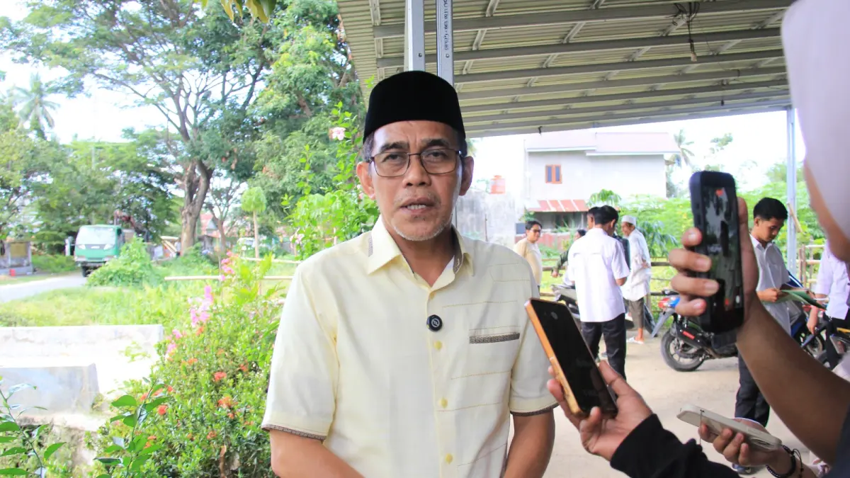 ANTISIPASI: Bupati Parigi Moutong H. Erwin Burase didampingi Sekda Zulfinasran dan Kepala DLH Siti Maryam meninjau langsung penebangan pohon di sejumlah titik, Rabu (15/4/2026).(FOTO: RAHMAT FADHIL/RADAR PALU).