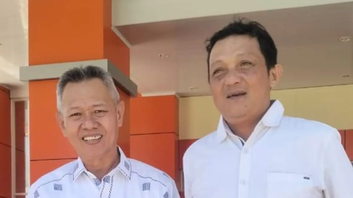 APRESIASI: Bupati Sigi, Moh. Rizal Intjenae mengapresiasi prestasi yang ditunjukan Kuswanto, sebagai guru inspirasi di Kabupaten Sigi. (FOTO: ANGEL SUMBARA/RADAR PALU).