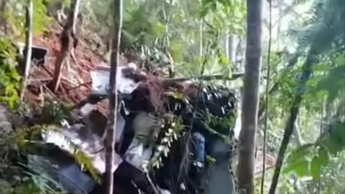 Bangkai helikopter PK-CFX hancur di hutan Sekadau, diduga seluruh penumpang tewas. (Instagram)