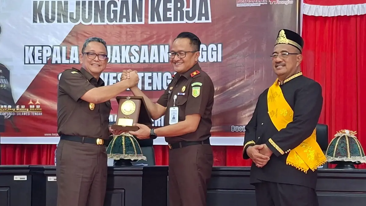 CENDERAMATA: Kajati Sulteng Nuzul Rahmat, menerima cenderamata dari Kajari Buol, disaksikan Sekkab Buol Moh. Yamin Rahim.(FOTO: DINAS KOMINFO KABUPATEN BUOL/RADAR PALU).