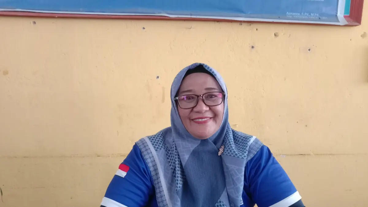 Guru SDN Tanamodindi Sulha melatih siswa lintas sekolah dalam program senam lantai gratis di Palu. (Ade Safitri/Radar Palu)