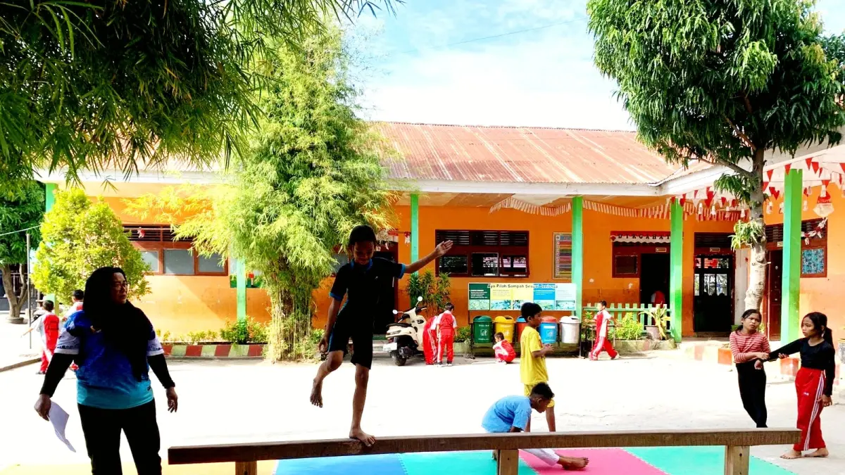 Guru SDN Tanamodindi Sulha menunjukkan balok titian kayu modifikasi untuk latihan senam lantai siswa. (IstimewaRadar Palu)