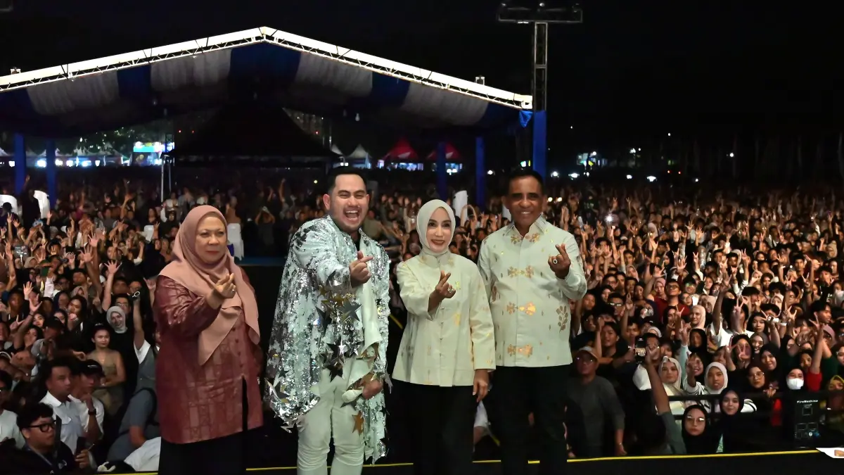 Lautan manusia padati Lapangan Imanuel saat konser Sulteng Nambaso 2026, UMKM lokal ikut kebanjiran pembeli.(Ro. Adpim Sulteng)
