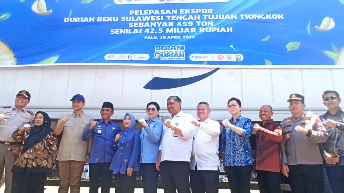 Pemerintah pusat dan daerah berfoto bersama di depan kontainer berisi durian beku asal Sulawesi Tengah yang siap diekspor ke Tiongkok, Kamis (16/4/2026), sebagai simbol pelepasan komoditas unggulan ke pasar internasional.