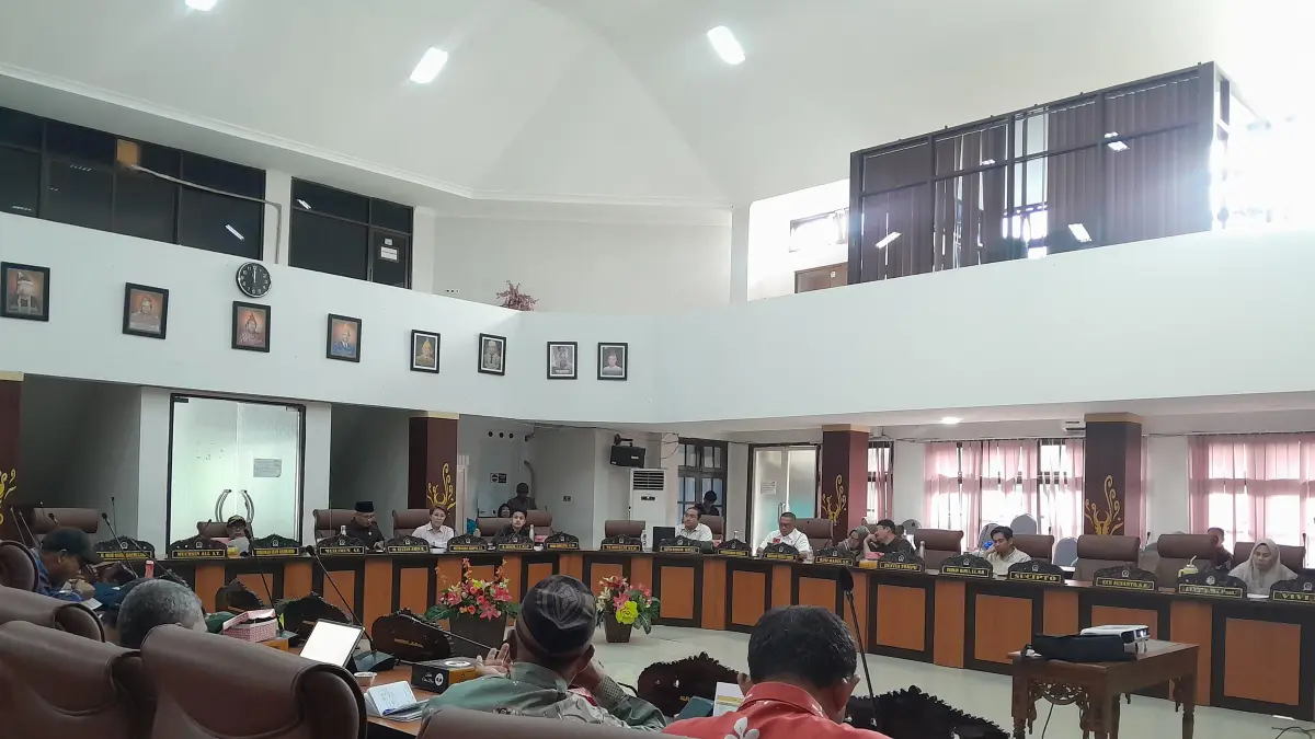 Rapat Pansus DPRD Palu bersama OPD membedah kinerja pajak dan retribusi daerah, Kamis (16/4/2026).(Jesika/Radar Palu)