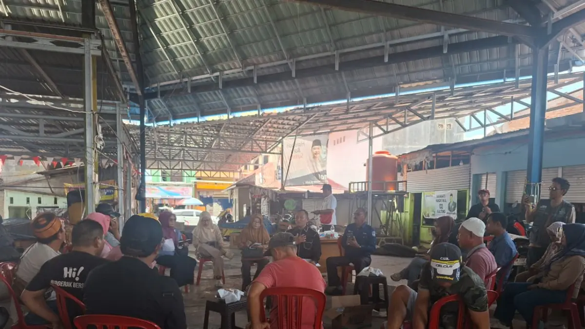 RETRIBUSI PEMOTONGAN AYAM : Kepala DPKP Kota Palu mensosialisasikan terkait retribusi pemotongan ayam bersama para pelaku usaha di Pasar Masomba.(Annisa Tri Yusnida)