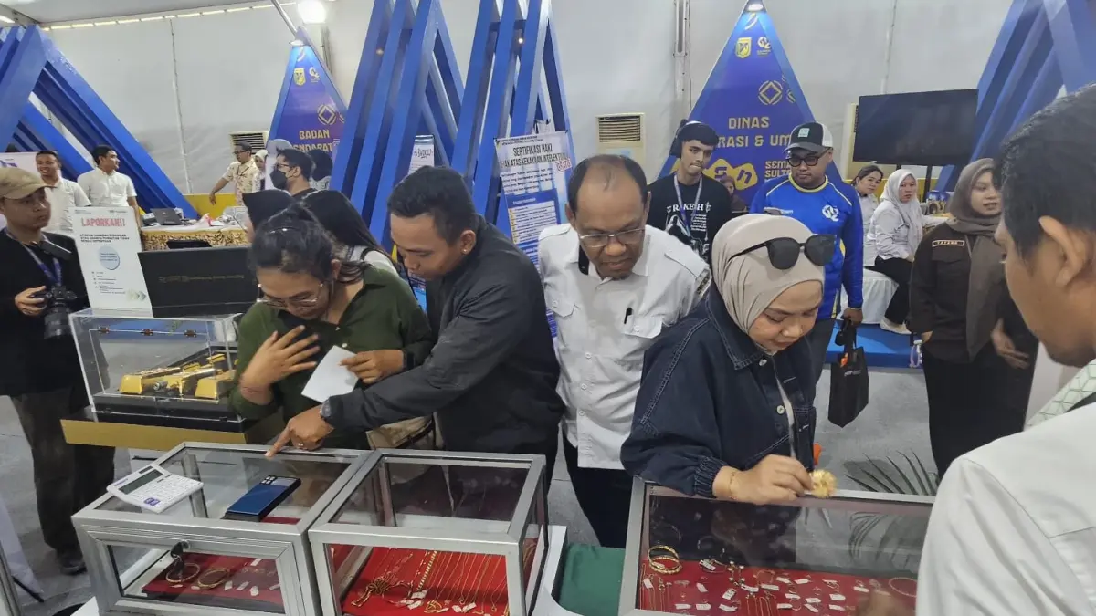 Sejumlah pengunjung ekspo UMKM di JCC berjubel di stand Pegadaian.