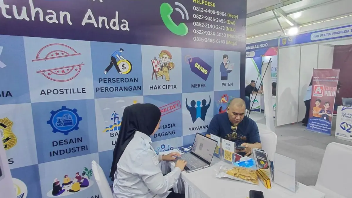 Warga antre di stand AHU Sulteng Nambaso, manfaatkan layanan cepat urus legalitas usaha langsung di lokasi.(Humas Kemenkum Sulteng)