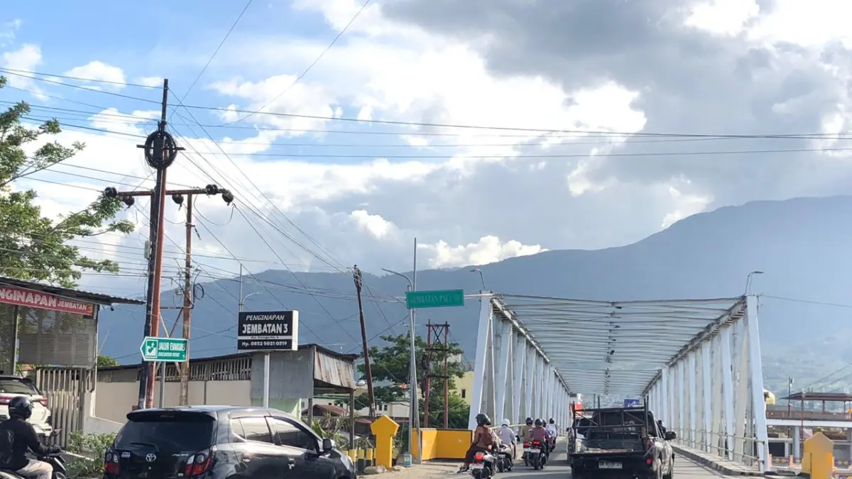 Arus kendaraan melintas di Jembatan Palu, rencana dua arah disebut bisa ubah mobilitas dan ekonomi warga. (Dok Radar Palu)