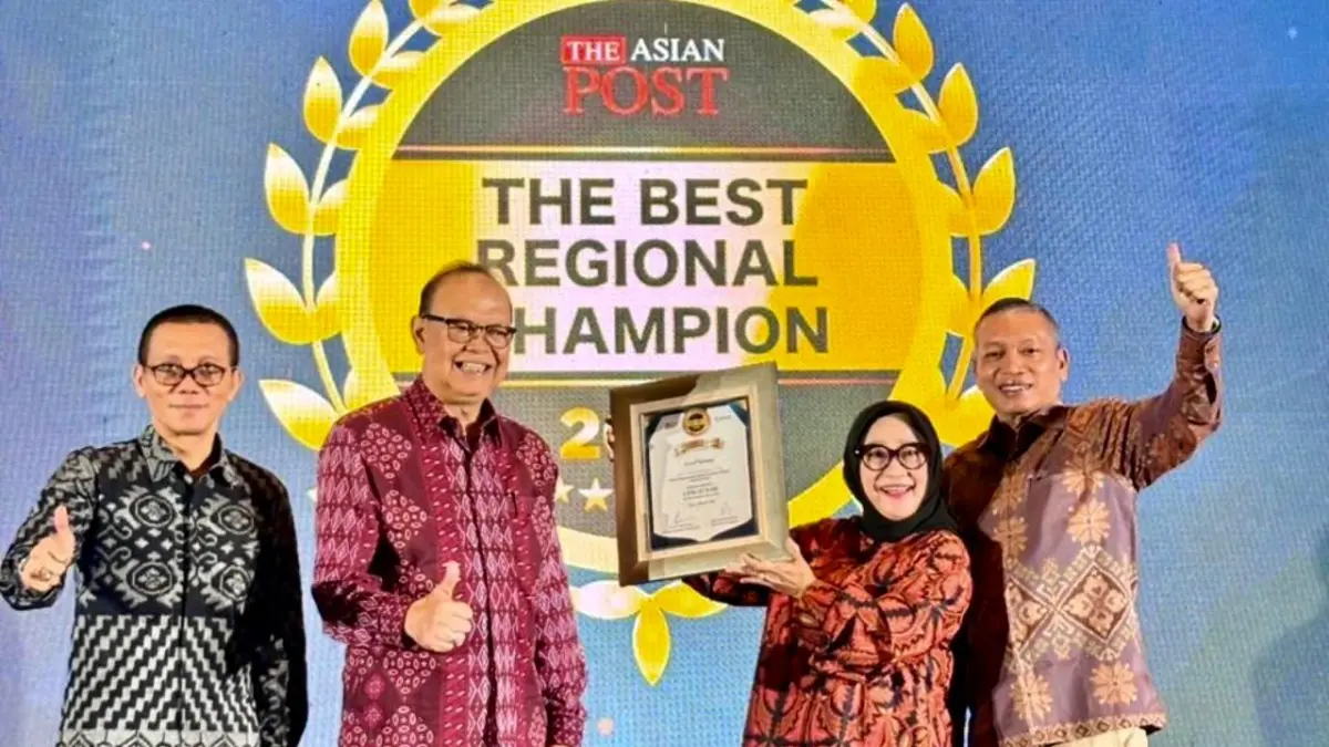 Direktur Utama Bank Sulteng, Ramiyatie (tengah), menerima penghargaan “BPD dengan Kinerja Sangat Baik Tahun 2025” kategori KBMI 1 pada ajang The Asian Post BUMD Awards 2026 yang digelar di Alila Hotel, Solo, Kamis (16/4/2026).

